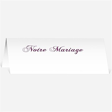 Marque-place mariage dans un lit de roses