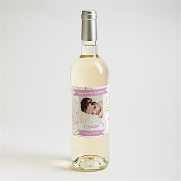 Etiquette de bouteille baptême fanions roses en fête - Mise en situation