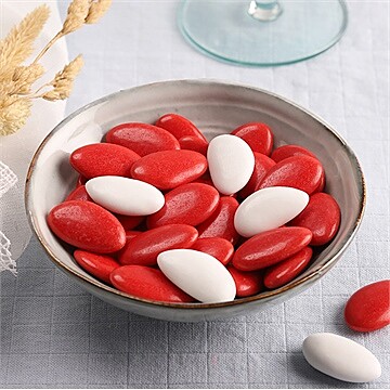 Dragées rouge coquelicot pour baptême - chocolat - Mise en situation