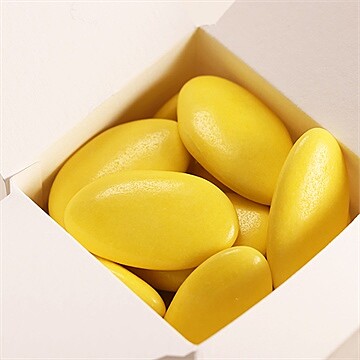 Dragées jaune mimosa pour communion - chocolat - Mise en situation
