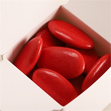 Dragées rouge coquelicot pour confirmation - chocolat - Mise en situation